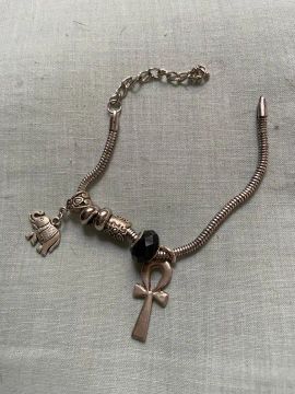 Pulseira Pandora com seis berloques 