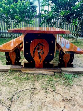 Mesa de Jantar em Madeira com Detalhe de Cavalo