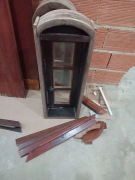 Janela maciça 89 comp X 30 largura.
