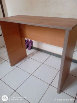 Escrivaninha para estudo e notebook 