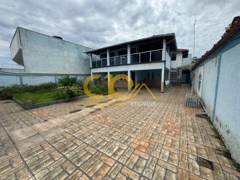 CASA EM FRENTE A FAMÍLIA PIRES