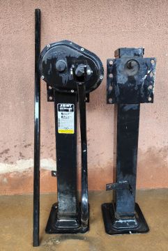 Conjunto. Pe de Carreta Marca Jost com Barra de ligação 