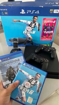 PS4 com jogos God of War e FIFA 19