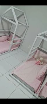 Vendo cama Montessoriana com colchão.