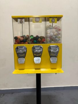 Maquina Vending Machine bolinha pula pula 3 em 1