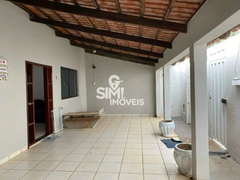 CASA COM 3 QUARTOS SENDO 1 SUITE COM PISCINA NA 504 SUL