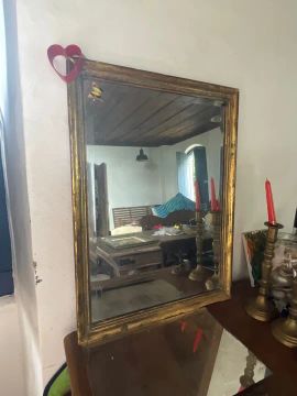 Espelho vintage com moldura dourada