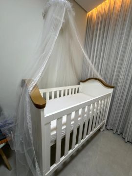 Berço de bebê com mosquiteiro
