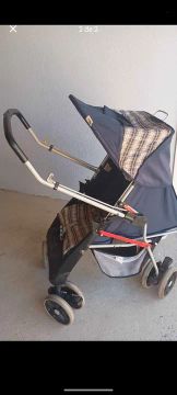 Carrinho de bebê marca Tutii Baby 