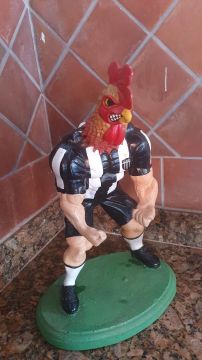Escultura de Galinha em Forma de Jogador de Futebol