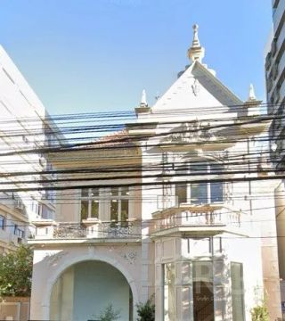 Casa comercial no bairro Moinhos de Vento em Porto Alegre . Área útil aproximada 483m2, es