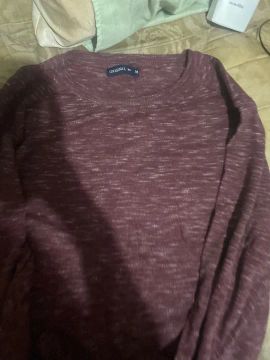 Camiseta pool vinho com detalhes em branco, manga longa. Nova.