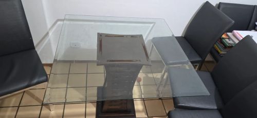 Mesa com tampo de vidro. Baixei p vender logo