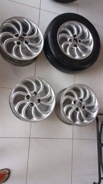 Vendo jogo com 4 rodas de liga leve 