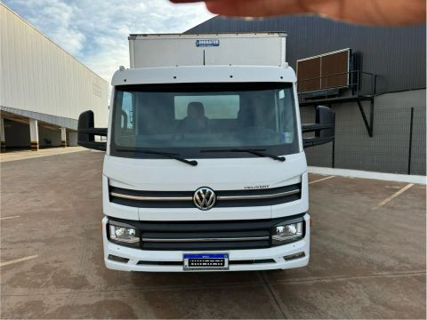 Volkswagen 11.180 baú 2021