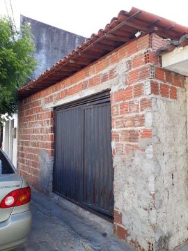Casa em construção com garagem