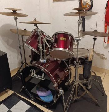 Bateria Pearl Forum Series (cor vinho), em ótimo estado!