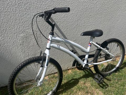 Duas bicicletas infantis. 
