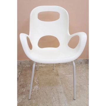 Cadeira da marca Umbra OH de polipropileno e metal com design moderno e ergonômico.