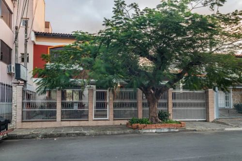 Casa 4 Dormitórios 3 Vagas 285m² em Cachoeirinha