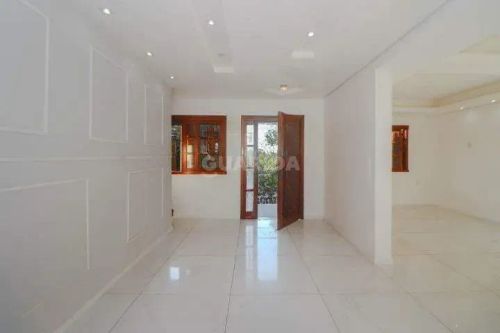 Casa Residencial com 3 dormitórios, sendo 1 suíte, e 2 vagas de garagem no bairro Alto Pet
