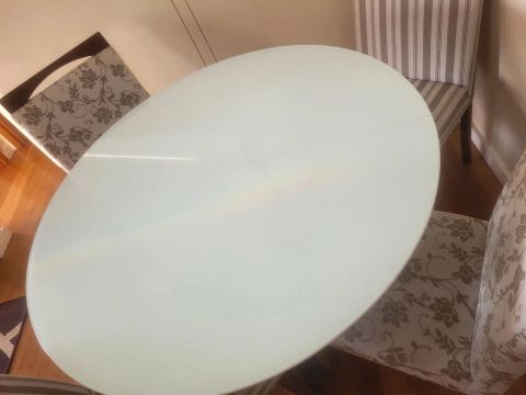 Mesa de jantar redonda com 4 cadeiras