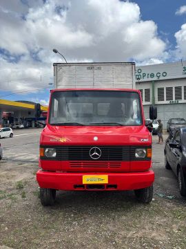 Caminhão Mercedes Benz 710 - Baú 