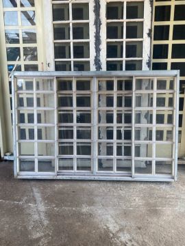Janela quadriculada com vidro