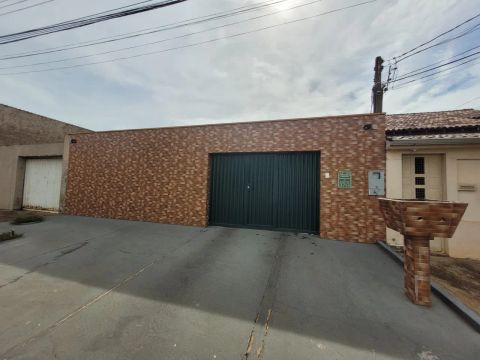 Maravilhosa casa na Av. Guaporé sub esquina com a Sete de Setembro