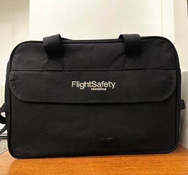 Bolsa Flight Safety International, ombro ou mão, nylon preto, expansível.