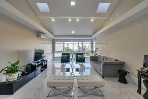 Casa com 4 suítes 3 vagas Semi Mobiliada