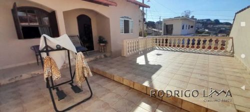 Casa para venda em São Lourenço - MG.