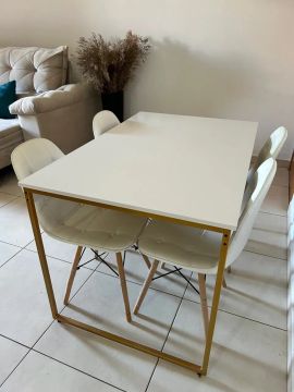 Linda jogo de mesa com 4 cadeiras brancas 