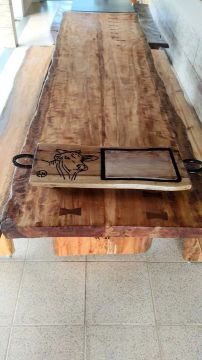 Mesa rústica com tábua de churrasco 
