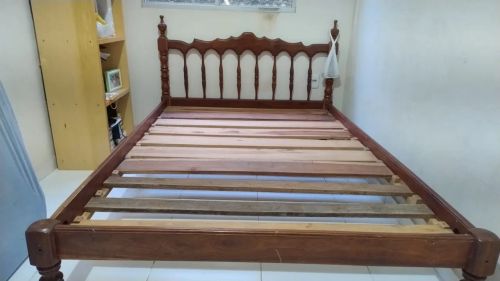 Cama de casal em madeira
