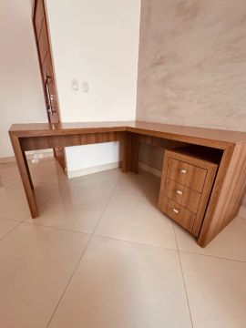 Mesa de escritório e gaveteiro