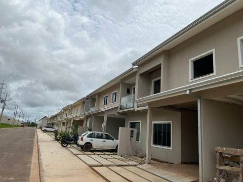Excelente Sobrado Resid Parintins,  com 3 Suites, com quintal maior