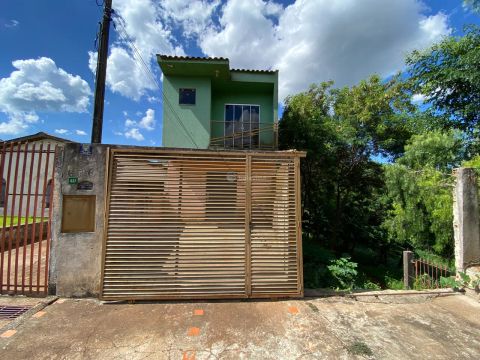 SOBRADO À VENDA NO NÚCLEO JOÃO PAULO EM APUCARANA.