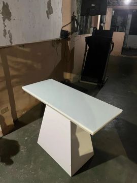 Mesa de Apoio Branca Moderna