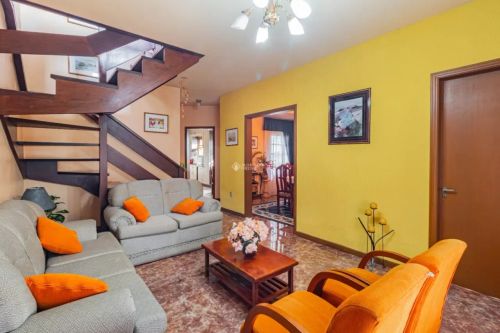 Casa Sobrado à Venda em Cachoeirinha.