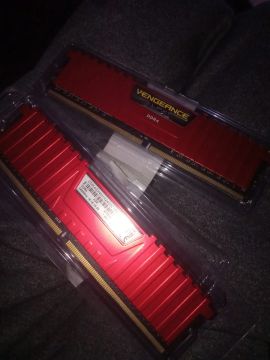 2 Pentes Memória RAM Corsair, Total 8GB DDR4 2400MHz