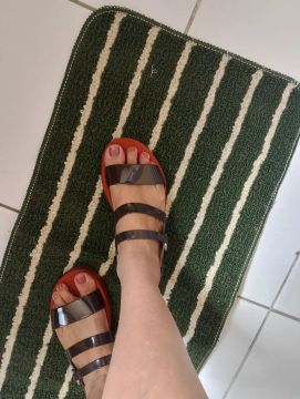 Sandália feminina moderna e despojada para mulheres com bom gosto.