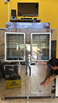 Geladeira Expositora Dupla Porta em Aço Inox