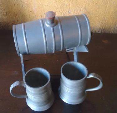 Pewter -  Antigo Barril decorativo suporte duas canecas Design único em estanho *Descrição