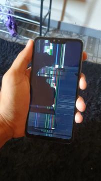 REDMI com tela quebrada