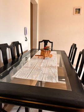 Mesa de madeira maciça com tampo de vidro