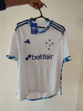 Camisa cruzeiro branco com detalhes azuis