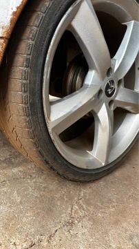 Vendo roda aro 18 pneus meia vida. 