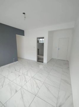 Vende-se APARTAMENTO reformado em Nazaré, com 3/4 e 2 vagas de garagem