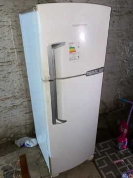 Geladeira com marcas de uso!!